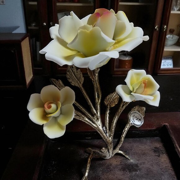 Capodimonte-Style Porcelain Yellow Rose Floral Sculpture – Made in Italy - Picture 11 of 11